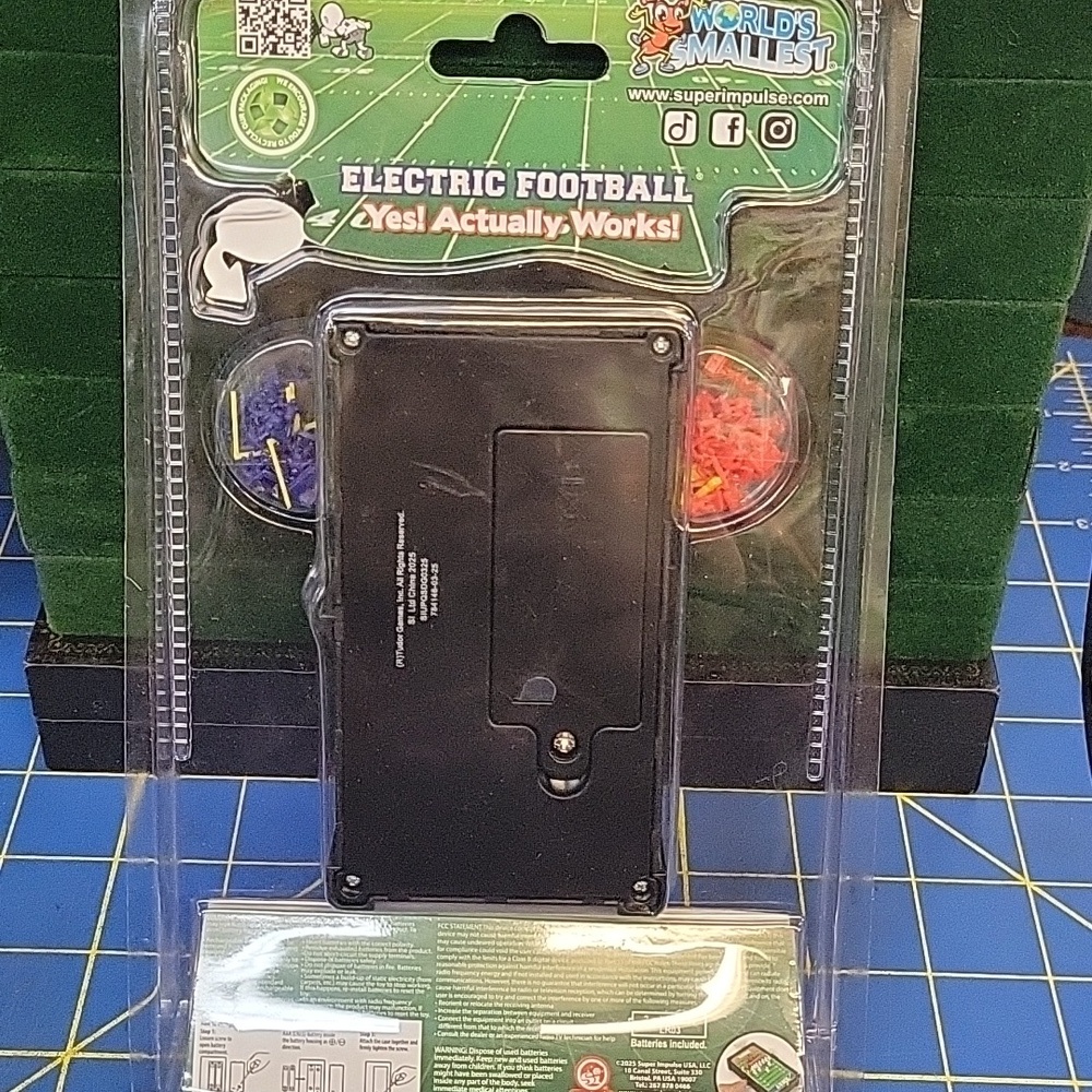 World's Smallest Electric Football Game New in Package - Picture 3 of 3